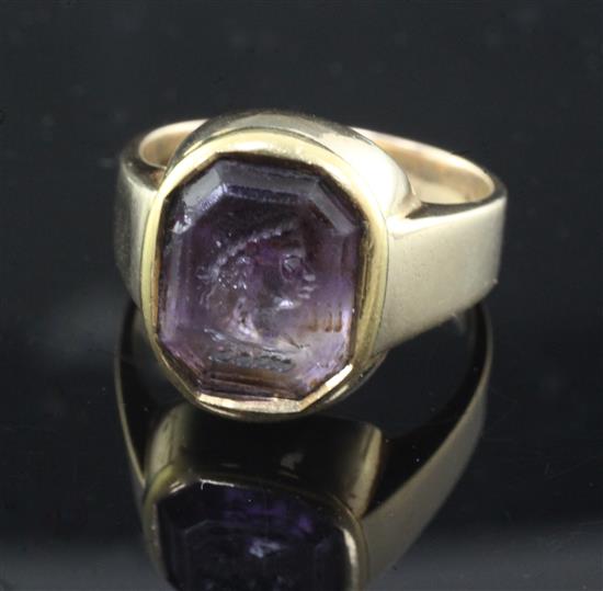 A late Victorian 15ct gold and octagonal amethyst intaglio ring, carved with the bust of a black man to sinister, size Q.